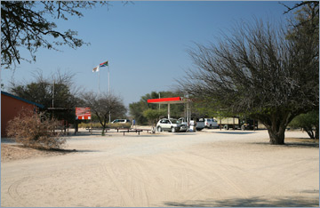 Camp Nossob - Blick zur Tankstelle