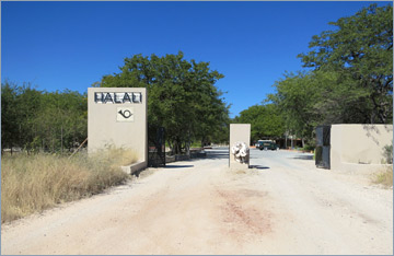 Eingang zum Camp Halali
