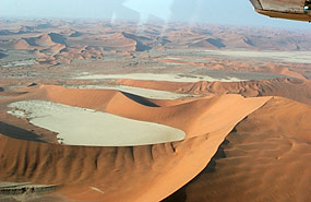 Deadvlei, dahinter das Naravlei (links) und die Cessna Pan