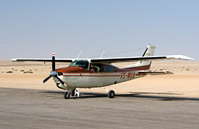 das Flugzeug von Bush Bird auf dem Flughafen Swakopmund