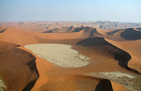 Deadvlei, rechts im Hintergrund der Witteberg (oder Marmorberg)