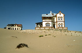 Haus des Minenverwalters (renoviert), dahinter das des Buchhalters