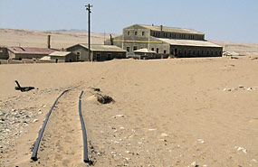 Blick zum großen Gebäude mit Theatersaal, Kegelbahn u.a.